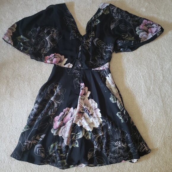 NWT LE CHATEAU black & pink floral flutter sleeve dress - Picture 2 of 15